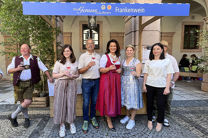 Michaela Kaniber am Frankenwein Stand beim Hoffest 2022 @ Bayerisches Landwirtschaftsministerium @ Bayerisches Landwirtschaftsministerium (©Foto: Martin Schmitz)